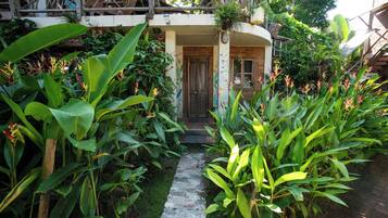 Classic Room | In-room safe, iron/ironing board, free WiFi, bed sheets