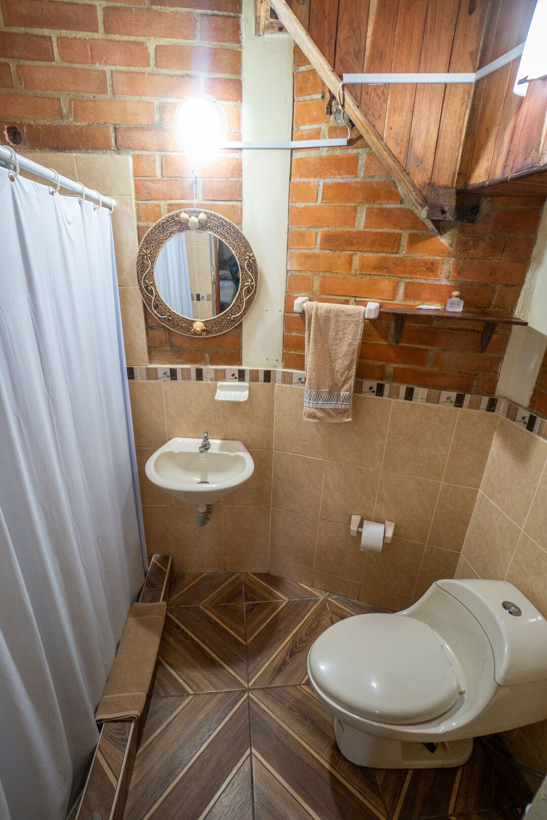 Une salle de bain avec un lavabo, des toilettes et un miroir.