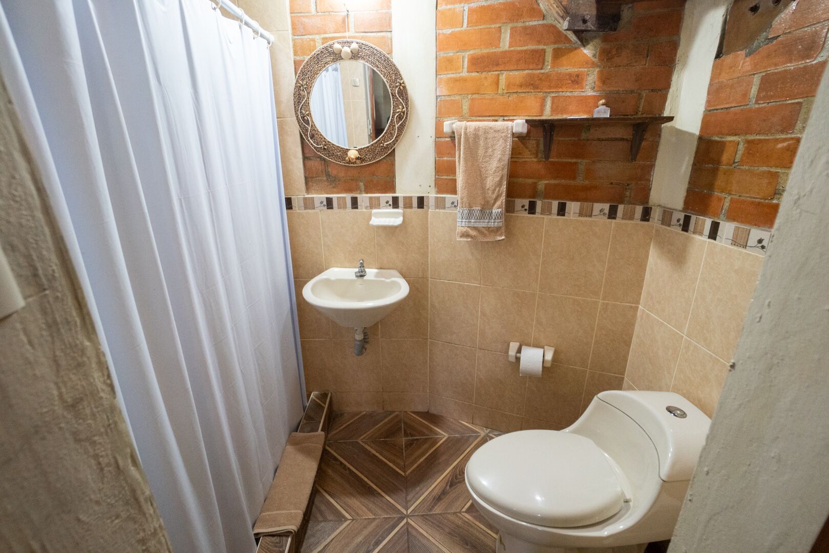 Un baño pequeño con lavamanos, inodoro y espejo.
