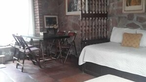 Traditional Cabin (Cabaña Del Cerro) | Living area - Apartamentos del Cerro (Salta)