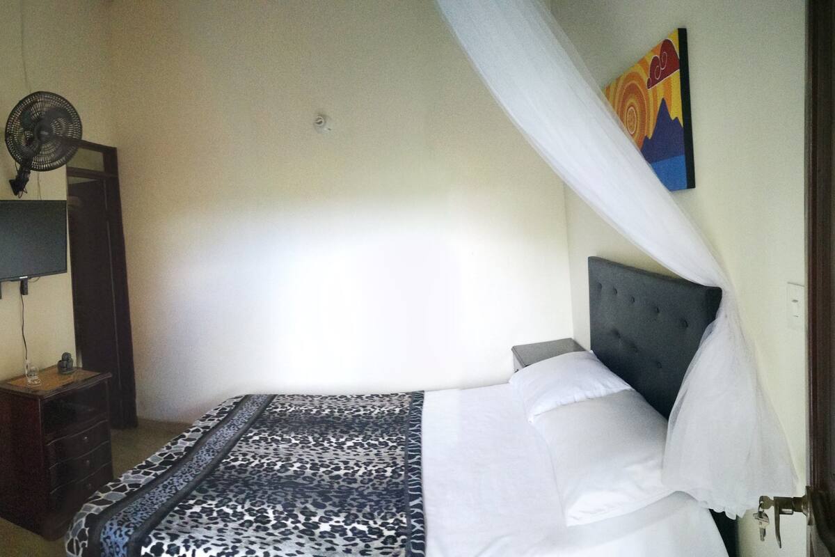 Iron/ironing board, free WiFi, bed sheets