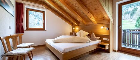 1 bedroom, desk, travel cot, free WiFi