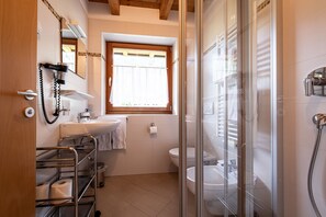 Een douche, een haardroger, een bidet, handdoeken