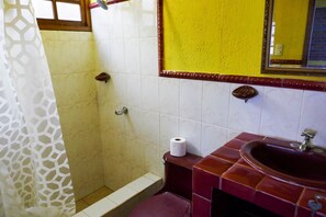 Shower, towels, toilet paper - Casa Ruth (San Juan del Sur)