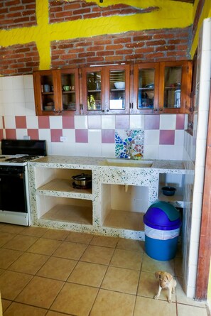 Full-size fridge, stovetop, cookware/dishes/utensils - Casa Ruth (San Juan del Sur)