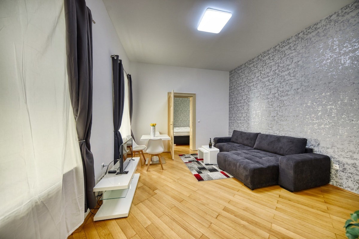 1 bedroom, blackout drapes, iron/ironing board, free WiFi