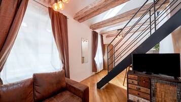 Comfort Studio | Living area | Flat-screen TV