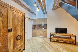 Estudio Business | Cocina básica privada | Cafetera o tetera, frigorífico grande, microondas y placa de cocina