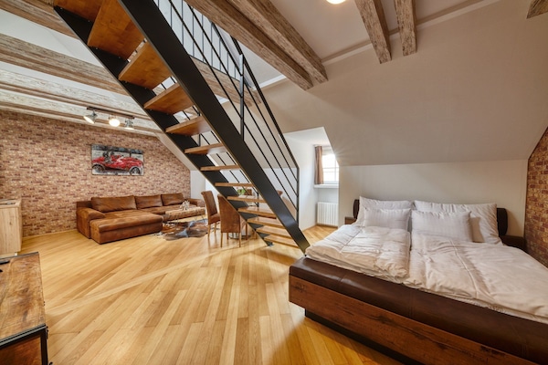 Kaupunkistudiosviitti | Oleskelualue | Taulutelevisio