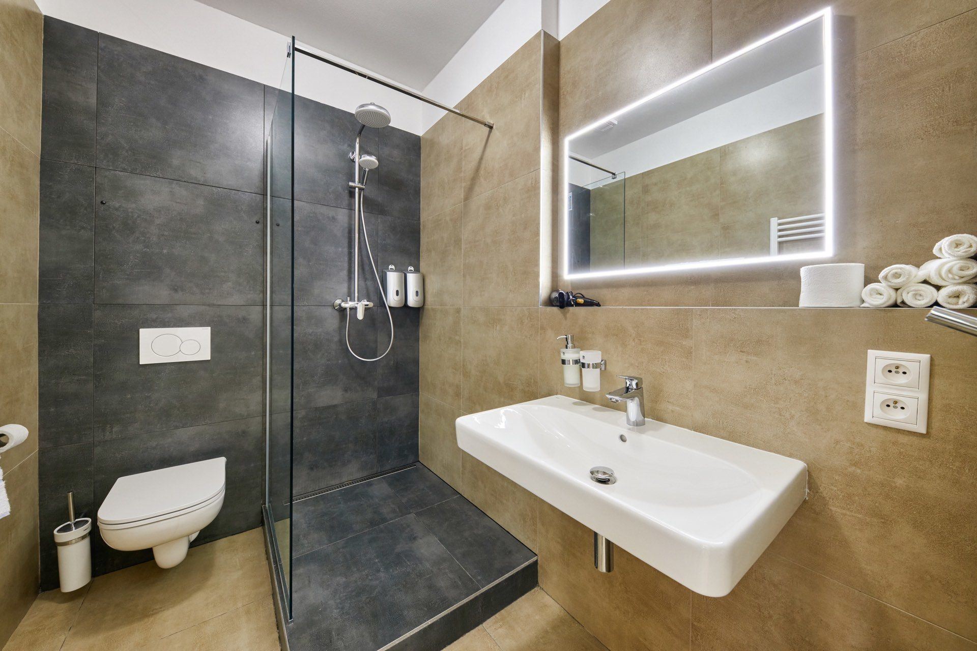 Een douche, een haardroger, handdoeken, zeep