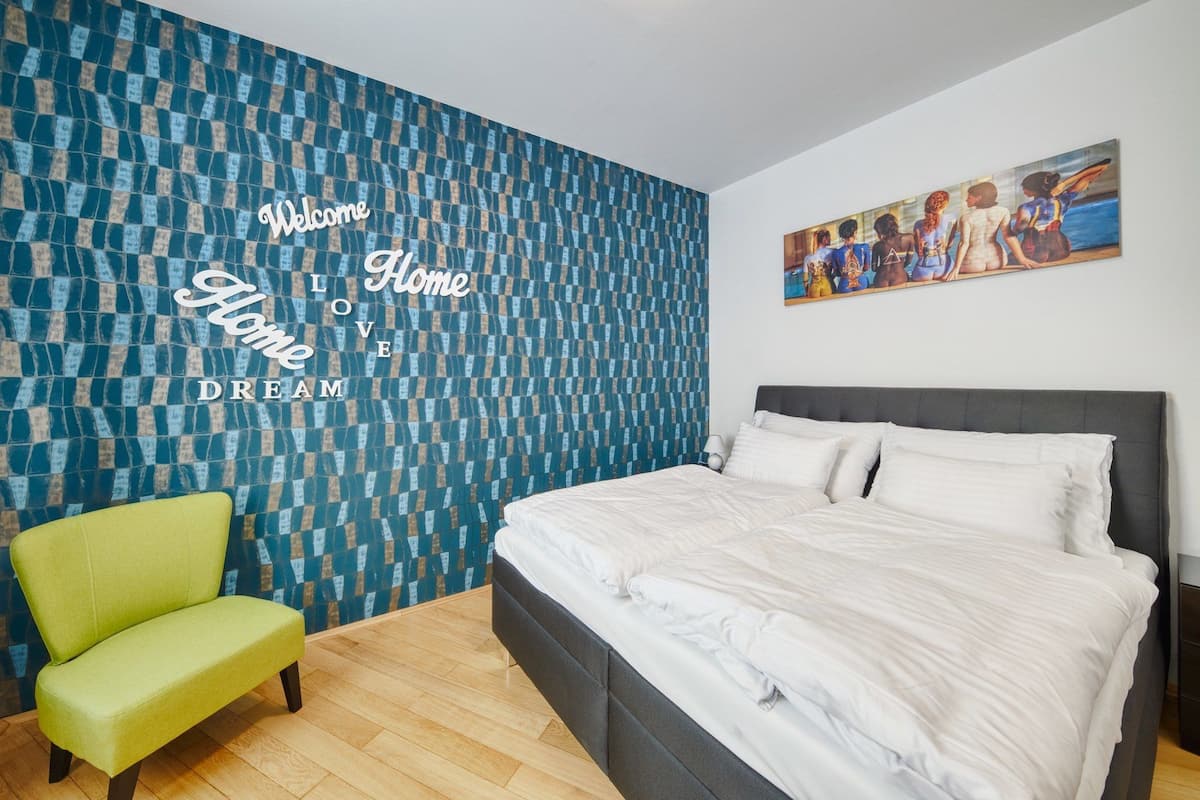 Classic Apartment | Blackout drapes, iron/ironing board, WiFi (free), bed sheets