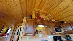 Hytte (White Pine Cozy Secluded Cabin, Stunn) | Eget kjøkken | Kaffetrakter/tekoker, kjøleskap og ovn