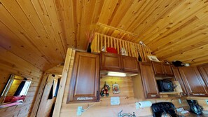 Hytte (White Pine Cozy Secluded Cabin, Stunn) | Eget kjøkken | Kjøleskap, ovn og kaffetrakter/tekoker