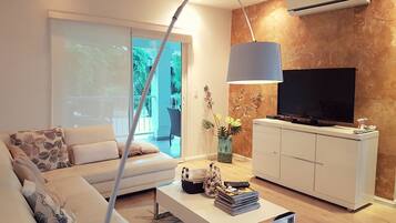 Apartemen Deluks, 3 kamar tidur | Area keluarga | Smart TV 55-inci dengan saluran TV kabel dan TV