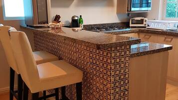 Apartemen Deluks, 3 kamar tidur | Dapur pribadi | Lemari es besar, microwave, oven, dan kompor