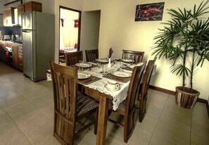 تناول الطعام داخل الغرفة