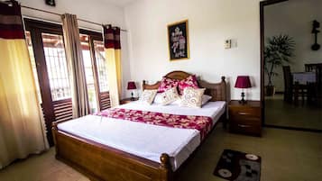 Meja kerja, tirai kedap cahaya, kedap suara, dan setrika/meja setrika