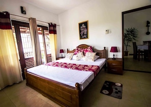 Escritorio, cortinas blackout y sistema de insonorización