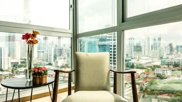 Appartement Deluxe, 2 chambres | Coin séjour | Télévision à écran plat de 55 pouces avec chaînes numériques