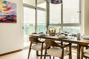 Deluxe Apartment, 2 Bedrooms | In-room dining - All Mode Cons Ocean view (Panama City)