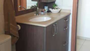 Een bad, een haardroger, handdoeken, zeep