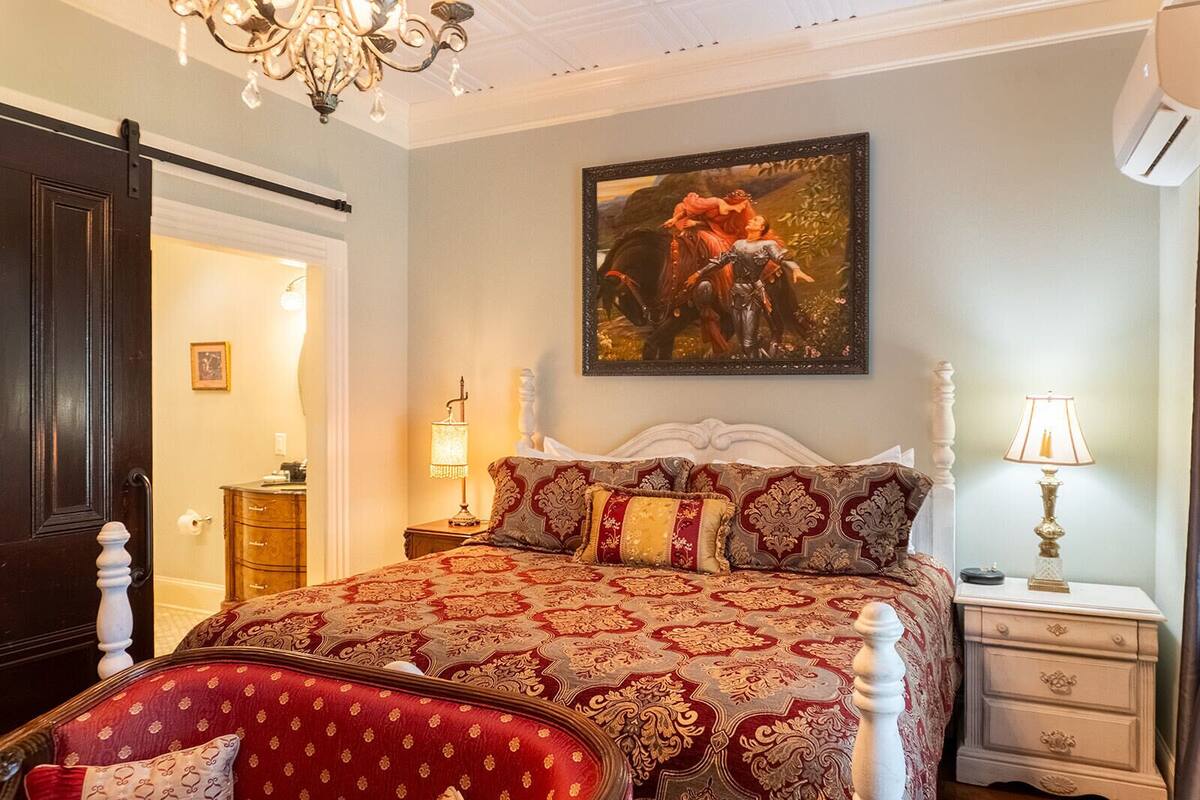 Phòng phong cách cổ điển | Bộ đồ giường cao cấp, phòng cách âm, bàn ủi/dụng cụ ủi quần áo