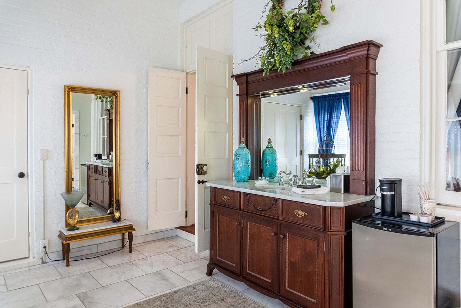 Mansion Turquoise Rm | Bathroom | Free toiletries, hair dryer, towels, soap
