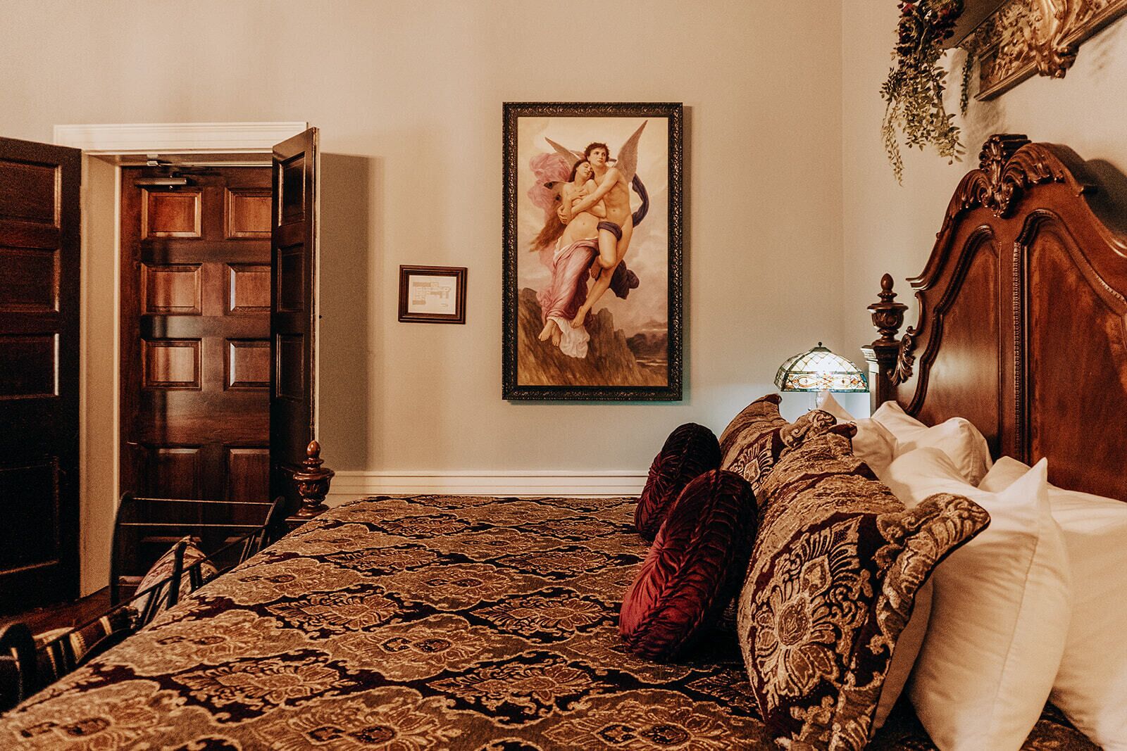 Romantische kamer | Luxe beddengoed, geluiddichte muren, een strijkplank/strijkijzer