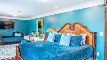 Retreat House - Tiffany Rose Rm | Premium bedding, soundproofing, iron/ironing board, free WiFi