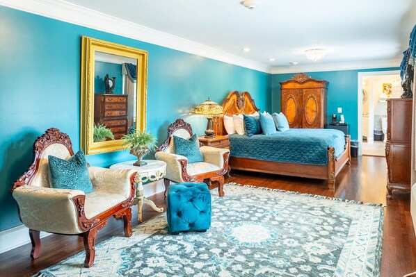 Romanttinen huone | Ylelliset vuodevaatteet, äänieristys, silitysrauta/-lauta