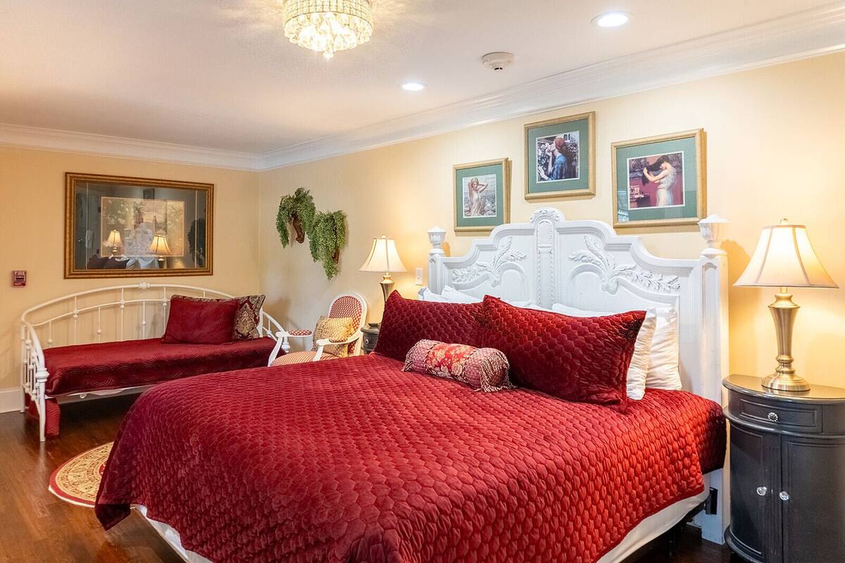 Phòng Royal | Bộ đồ giường cao cấp, phòng cách âm, bàn ủi/dụng cụ ủi quần áo