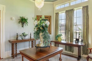 Interior entrance - Belle Air Mansion (Nashville)