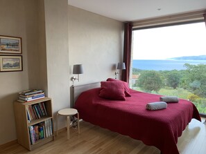 4 chambres, coffres-forts dans les chambres, fer et planche à repasser