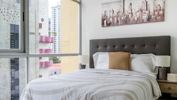 Apartamento luxo, 2 quartos | 2 quartos, edredons de pluma, cortinas blackout, quartos à prova de som