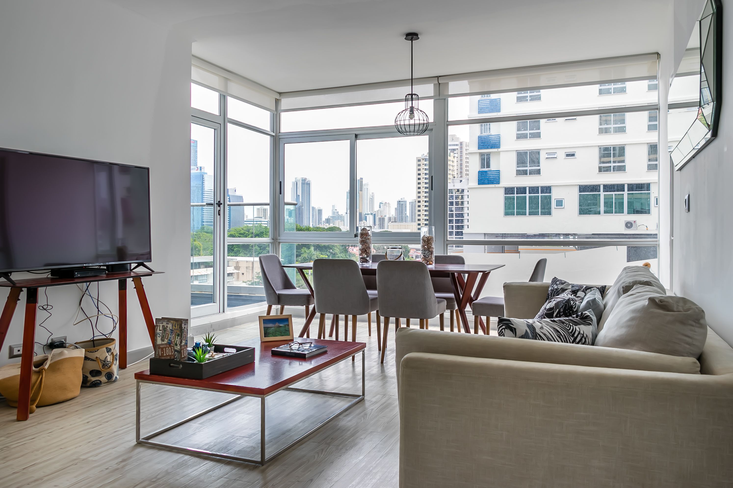 Departamento Deluxe, 2 habitaciones | Área de sala de estar | Smart TV de 55 pulgadas con canales por cable y televisión 