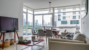 Apartamento Deluxe, 2 habitaciones | Zona de estar | Smart TV de 55 pulgadas con canales por cable, una televisión