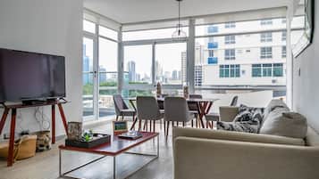 Apartemen Deluks, 2 kamar tidur | Area keluarga | Smart TV 55-inci dengan saluran TV kabel dan TV