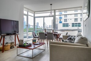 Deluxe-Apartment, 2 Schlafzimmer | Wohnbereich | 55-Zoll-Smart-TV mit Kabelempfang, Fernseher