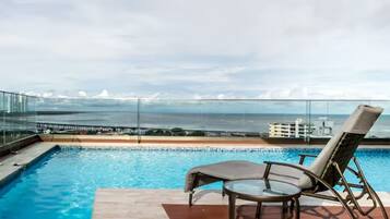 Kolam renang outdoor dan sebuah infinity pool