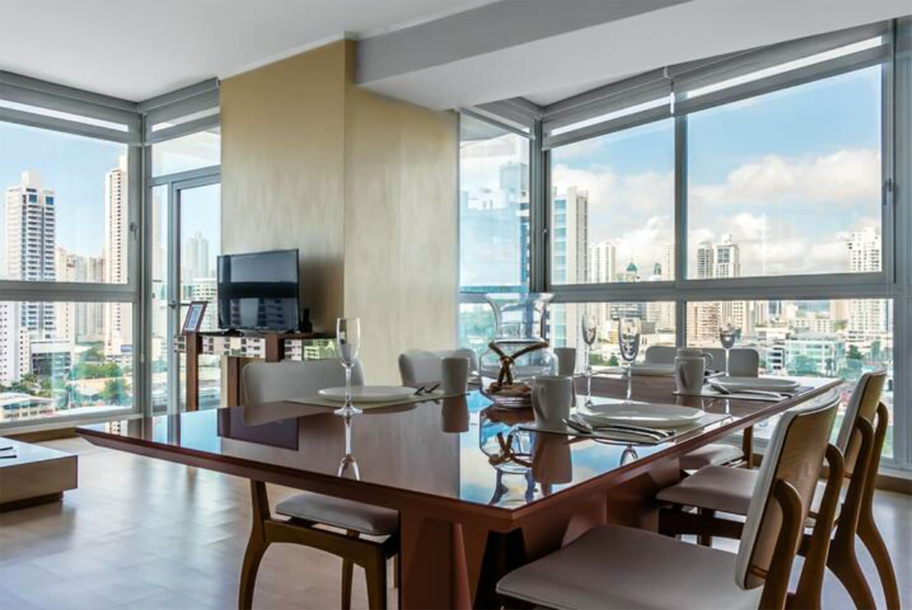 Deluxe Apartment, 3 Bedrooms | Dining room