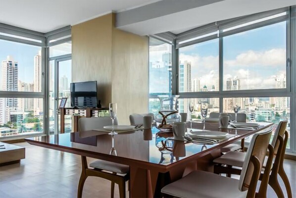 Deluxe-Apartment, 3 Schlafzimmer | Esszimmer