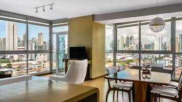 Apartemen Deluks, 3 kamar tidur | Area keluarga | Smart TV 55-inci dengan saluran TV kabel dan TV