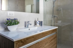 Deluxe Apartment, 3 Bedrooms | Bathroom | Shower, rainfall showerhead, free toiletries, hair dryer
