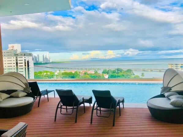Outdoor pool, an infinity pool - Cosmopolitan Ocean View (Panama City)