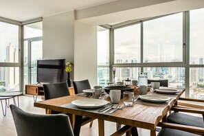 Deluxe Apartment, 3 Bedrooms | Makan dalam bilik