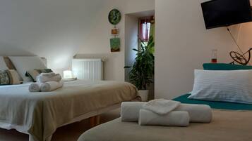 Iron/ironing board, bed sheets