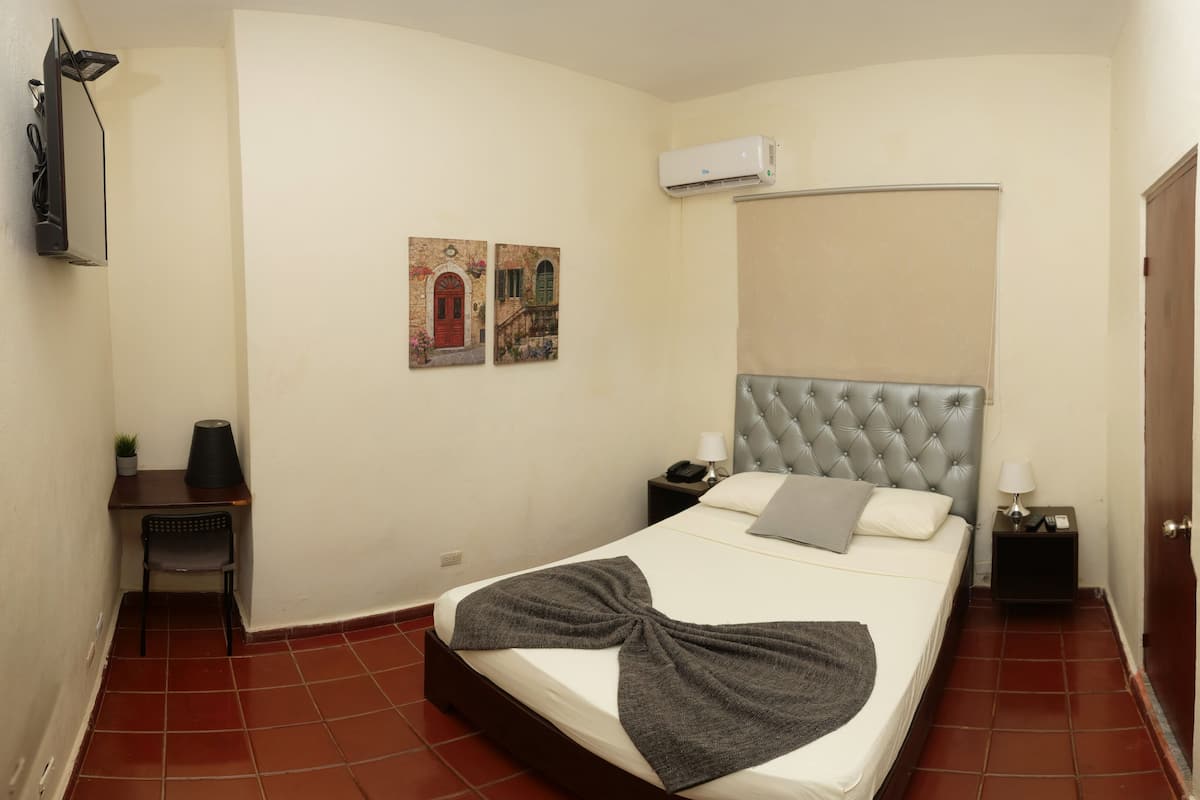Habitación estándar | Tabla de planchar con plancha, wifi gratis y ropa de cama