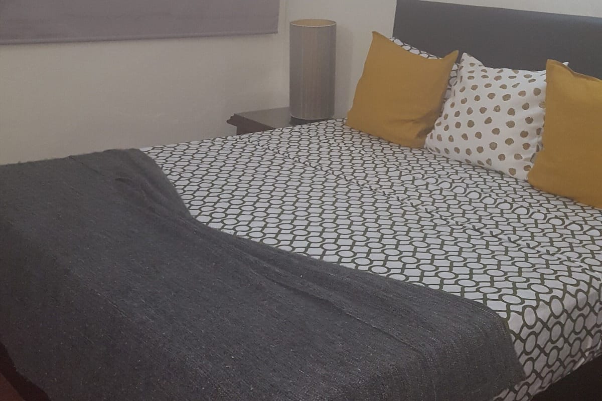 Habitación estándar, 1 habitación | Tabla de planchar con plancha, wifi gratis y ropa de cama