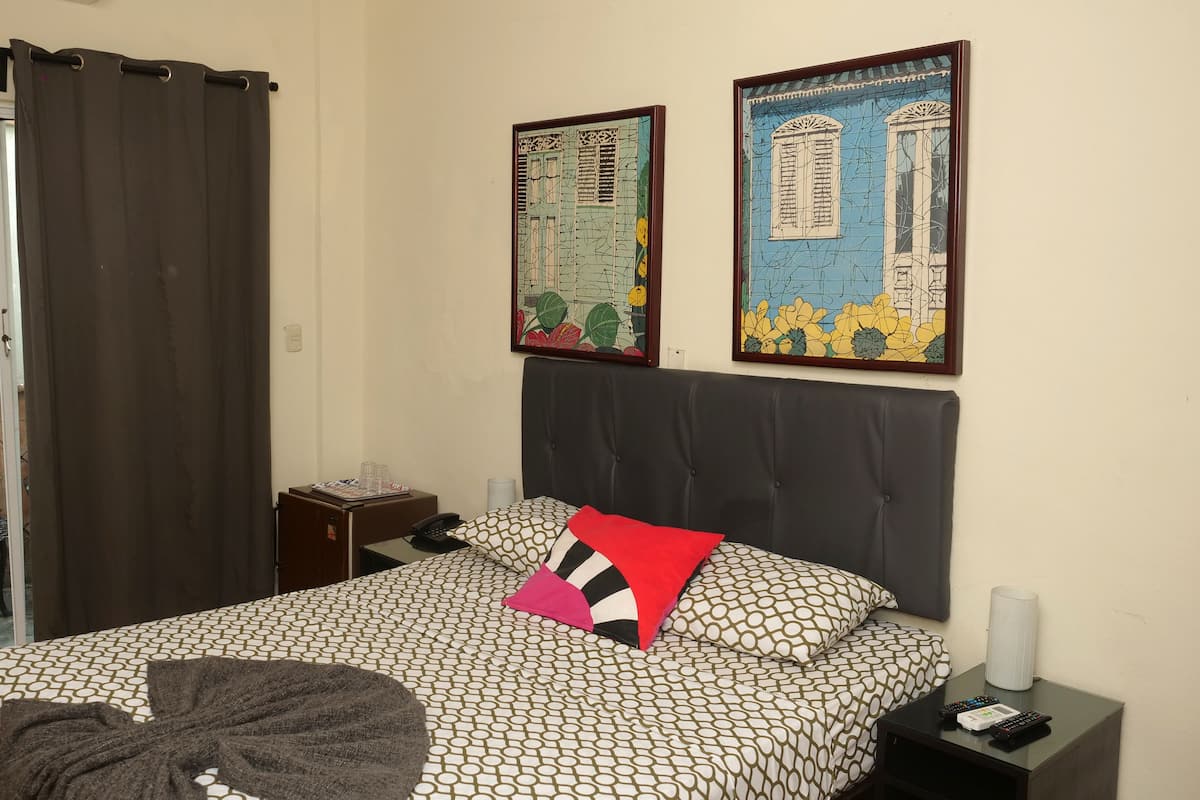 Habitación doble Deluxe | Tabla de planchar con plancha, wifi gratis y ropa de cama