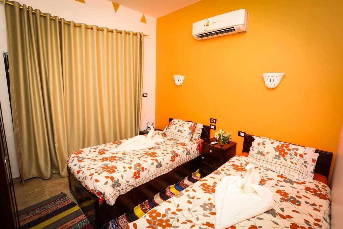 Tweepersoonskamer, balkon, uitzicht op rivier | Een minibar, een kluis op de kamer, een laptopwerkplek